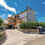 Cozy Apartment In Kampor With Wifi *
