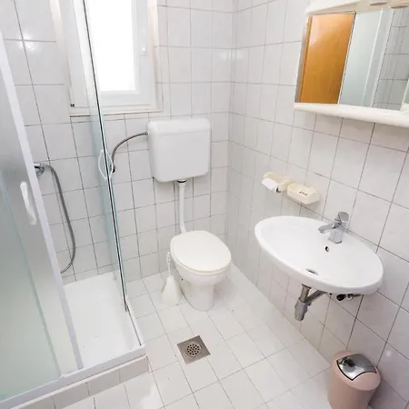 Apartamento Lovely In With Kitchen Kampor